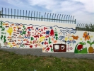 Žáci naší školy získali darem k MDD opravenou a čistě nabílenou zeď u školy. Každá třída si mohla pomalovat jeden panel. 